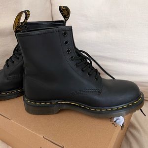 1460 BLACK DOCS MARTENS